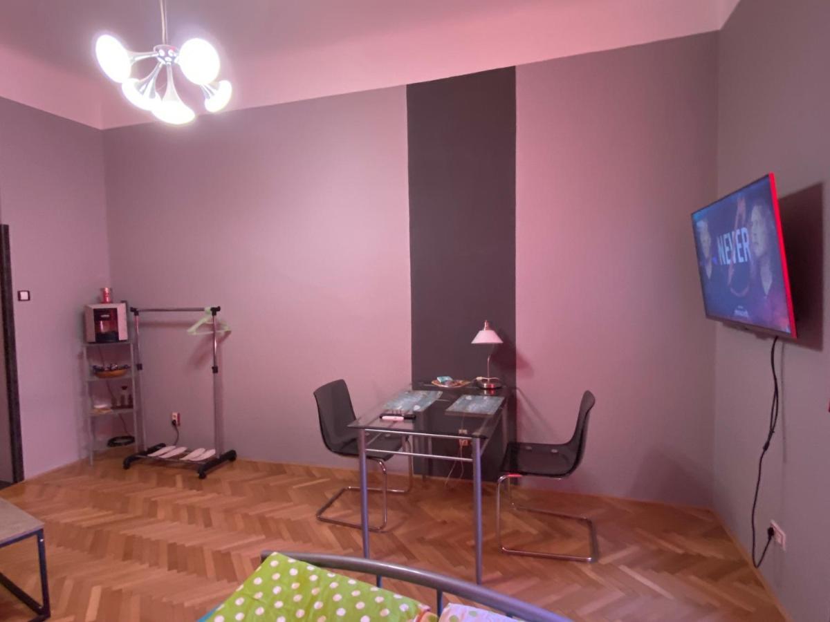 Apartment B42 Bed And Cafe Praga Esterno foto