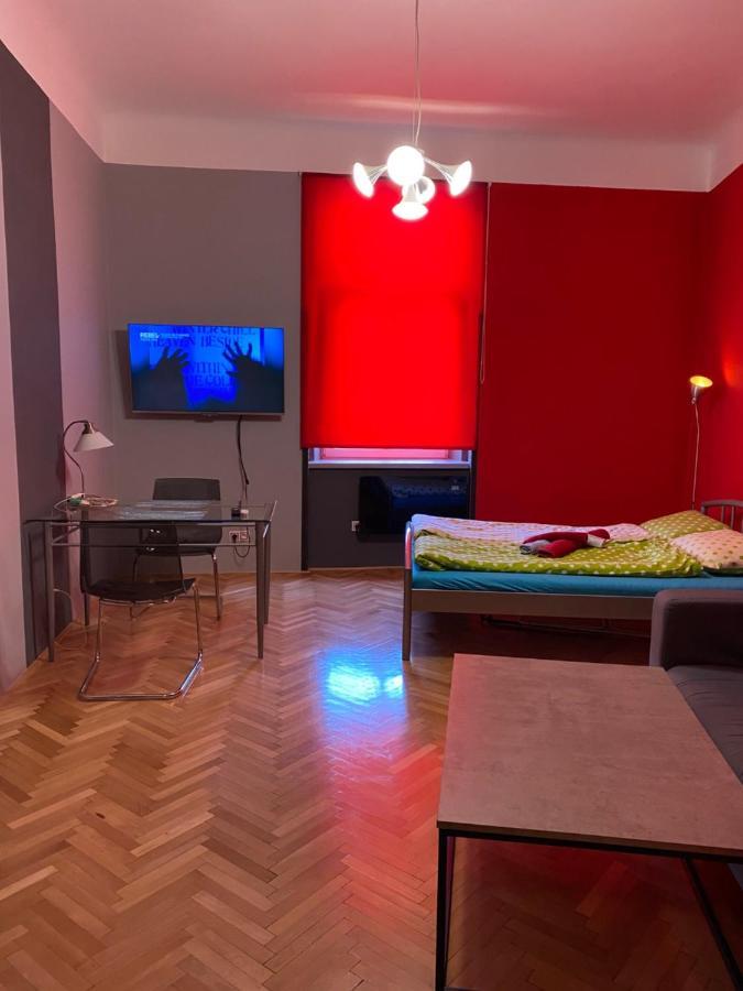 Apartment B42 Bed And Cafe Praga Esterno foto