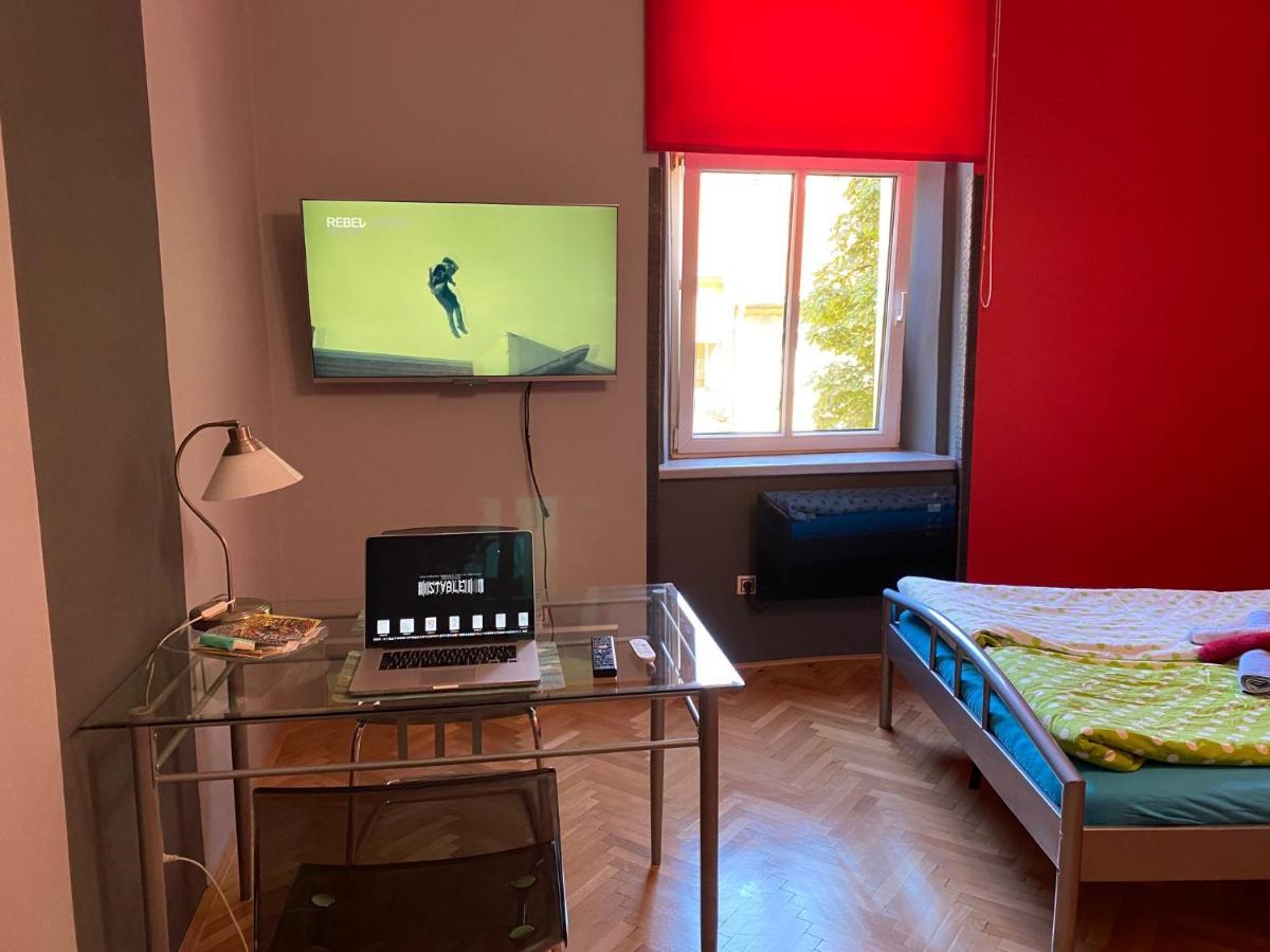 Apartment B42 Bed And Cafe Praga Esterno foto