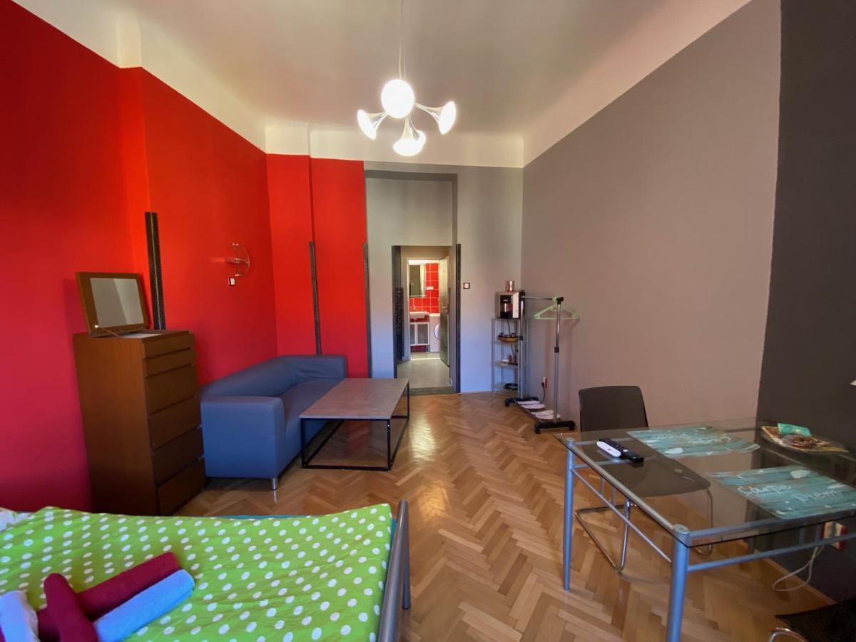 Apartment B42 Bed And Cafe Praga Esterno foto