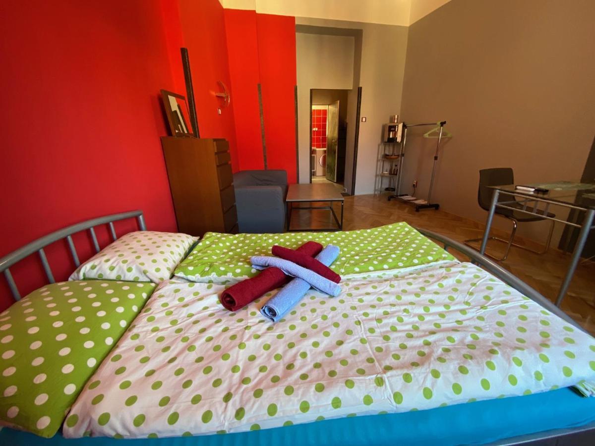 Apartment B42 Bed And Cafe Praga Esterno foto