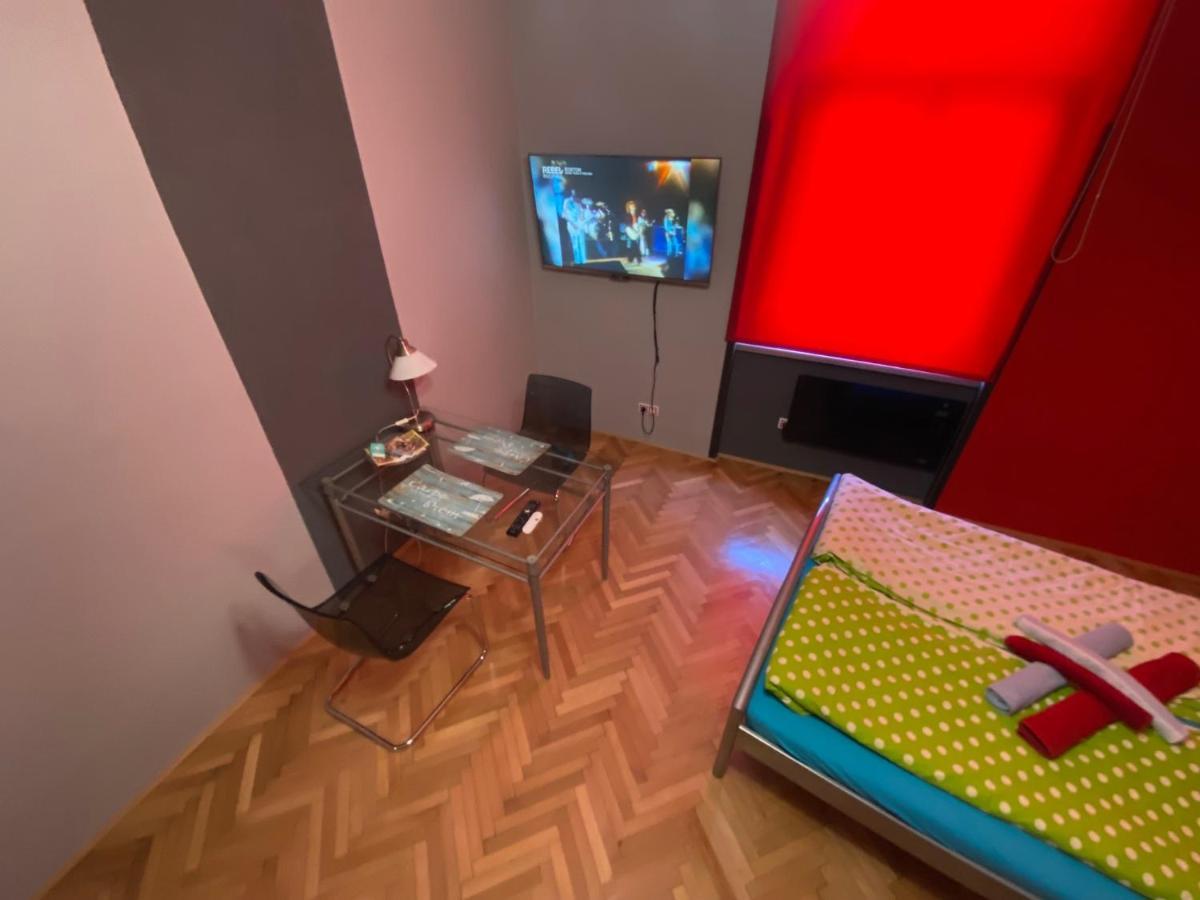 Apartment B42 Bed And Cafe Praga Esterno foto