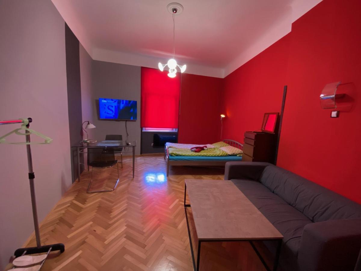 Apartment B42 Bed And Cafe Praga Esterno foto