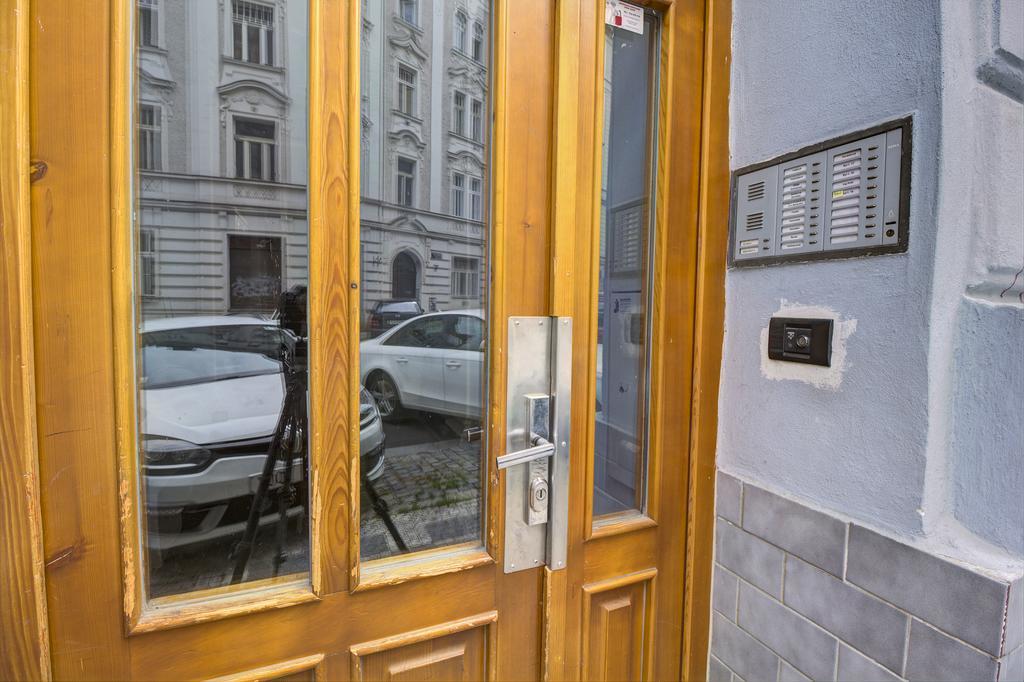 Apartment B42 Bed And Cafe Praga Esterno foto