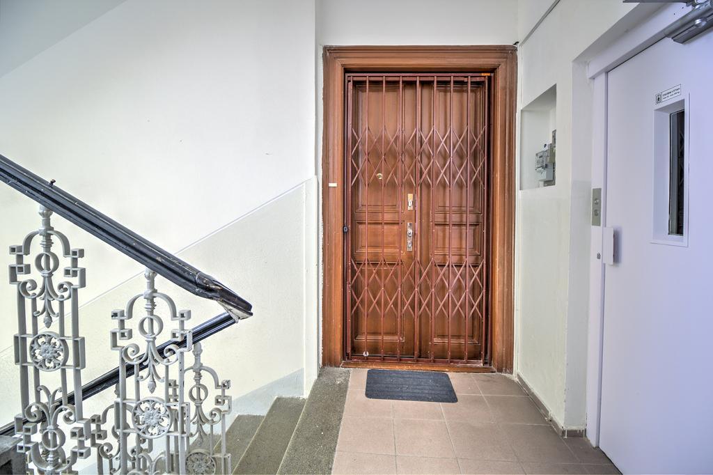 Apartment B42 Bed And Cafe Praga Esterno foto